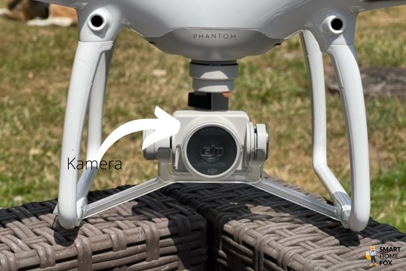 Man sieht eine Drohne mit einer Kamera.